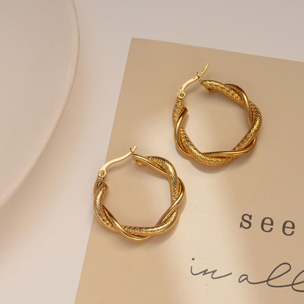 Boucles d’Oreilles "Élégance Torsadée" – Créoles Dorées en Acier Inoxydable