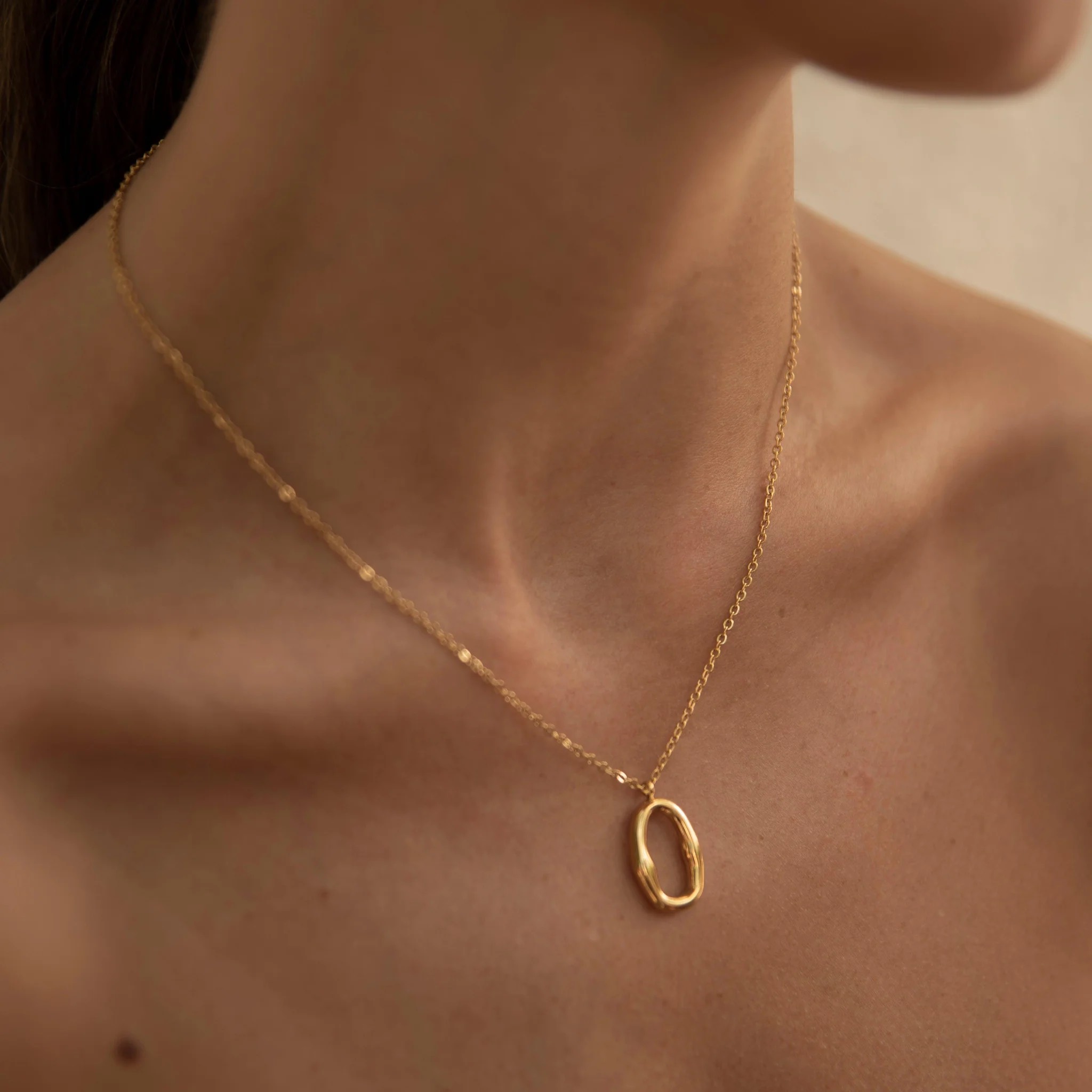 Collier "Élégance Ovale" – Acier Inoxydable Doré
