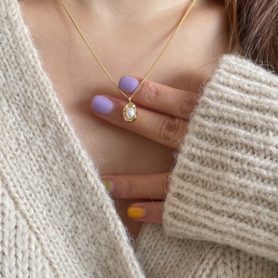 Collier "Nid de Perle" – Chaîne Dorée et Pendentif Perle en Acier Inoxydable