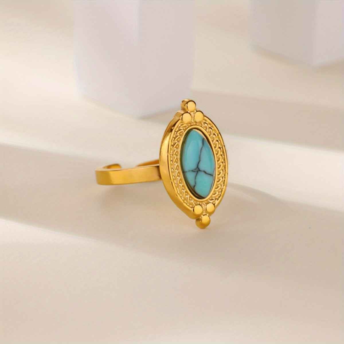 Bague dorée ouverte ornée d'une pierre turquoise ovale et de détails texturés élégants. (4) Bague dorée ouverte avec pierre turquoise et détails texturés