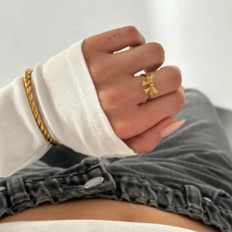 Bague dorée ajustable avec design nœud élégant