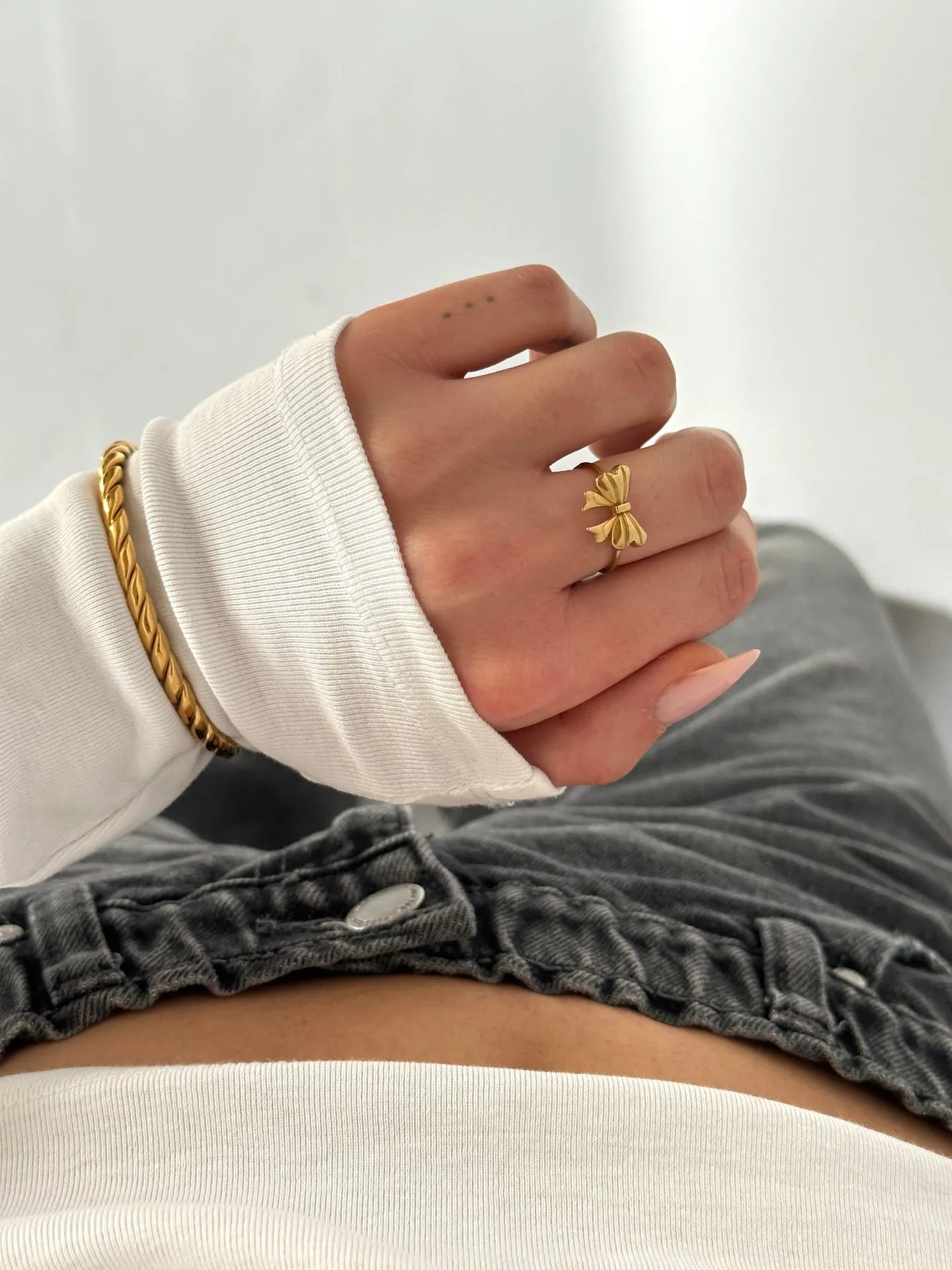 Bague dorée ajustable avec design nœud élégant