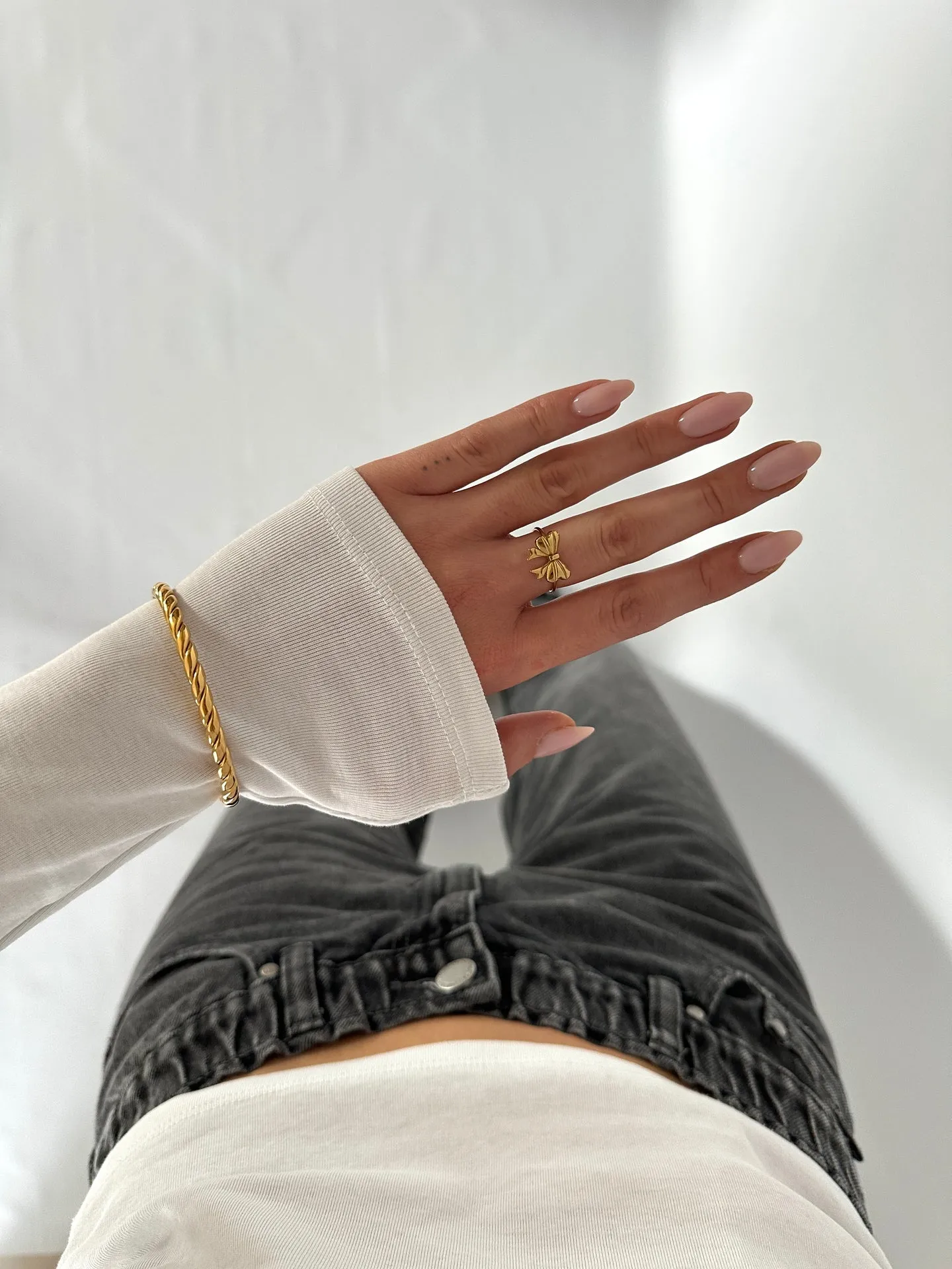 Bague dorée ajustable avec design nœud élégant