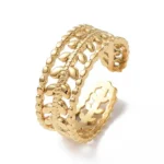 Bague dorée ajustable avec motif découpé en forme de feuilles