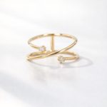 Bague dorée ouverte avec design croisé et diamants scintillants