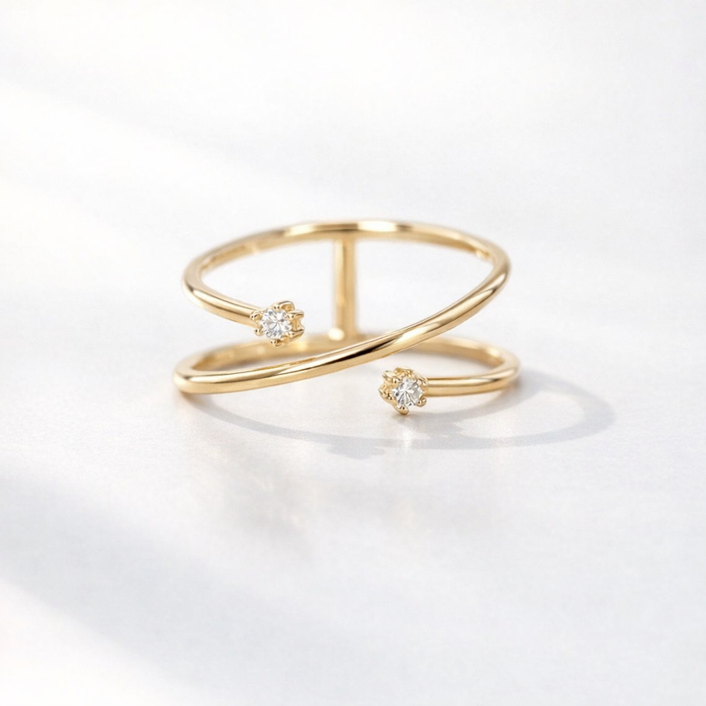 bague-doree-ouverte-design-croise-diamants.jpg Bague dorée ouverte avec design croisé et diamants scintillants