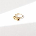 Bague dorée ouverte avec pampilles en forme de feuilles