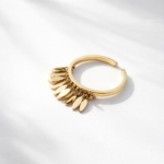 Bague dorée ouverte avec pampilles en forme de feuilles