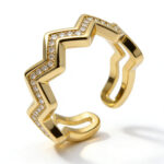 Bague dorée ouverte avec design zigzag et pierres scintillantes