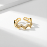 Bague dorée ouverte avec design zigzag et pierres scintillantes