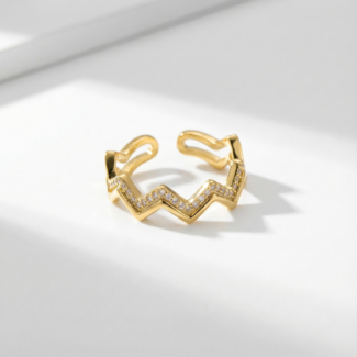 Bague dorée ouverte avec design zigzag et pierres scintillantes