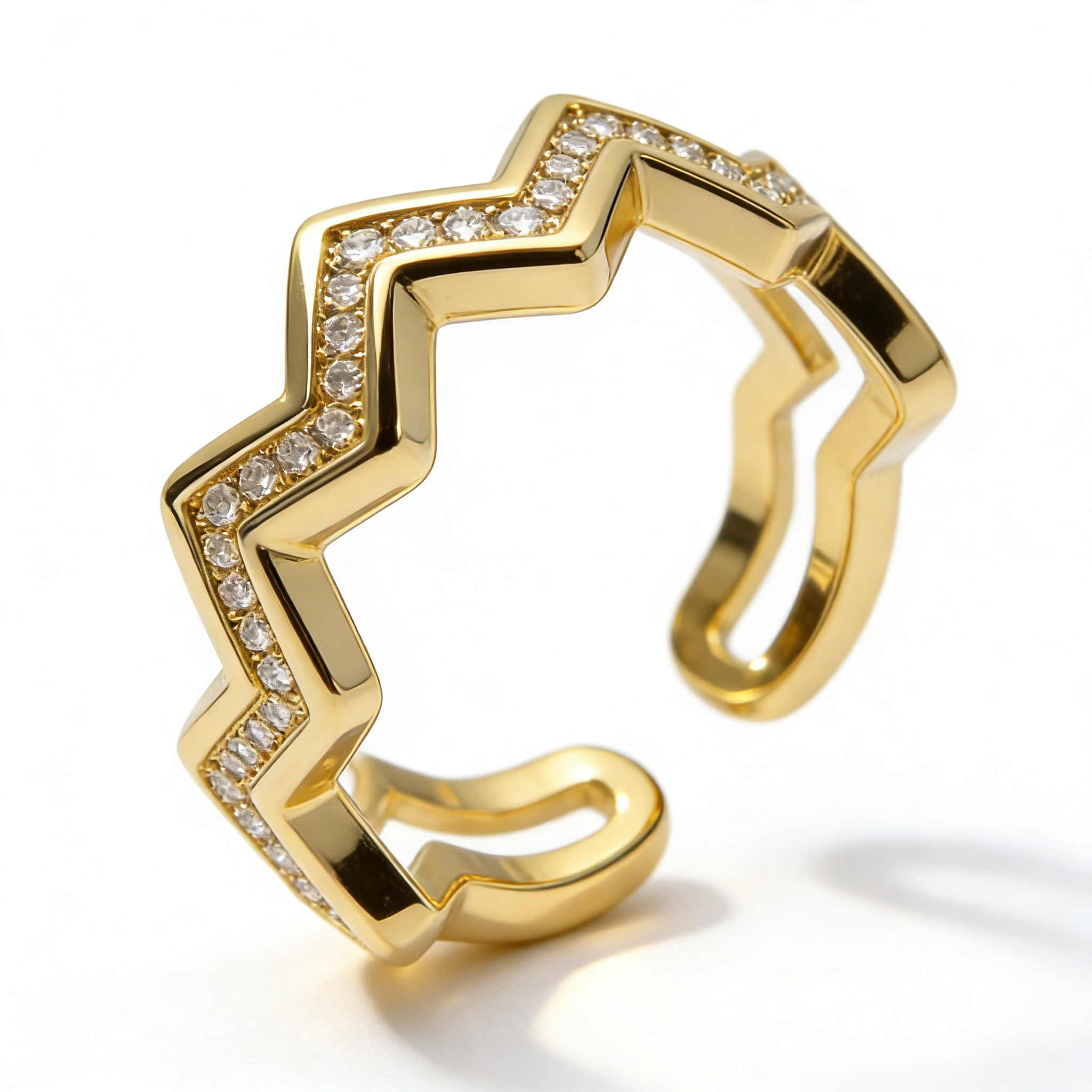 bague-doree-ouverte-zigzag-pierres.jpg Bague dorée ouverte avec design zigzag et pierres scintillantes