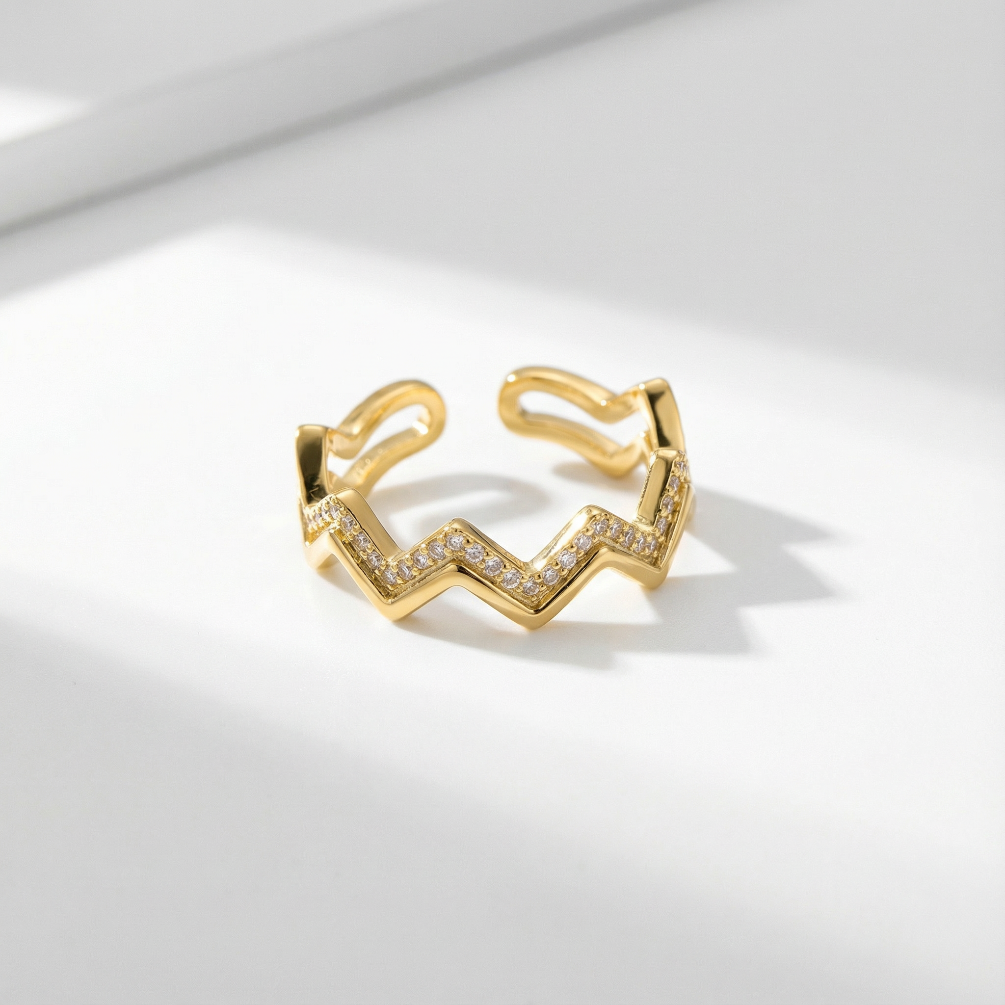 bague-doree-ouverte-zigzag-pierres.jpg Bague dorée ouverte avec design zigzag et pierres scintillantes