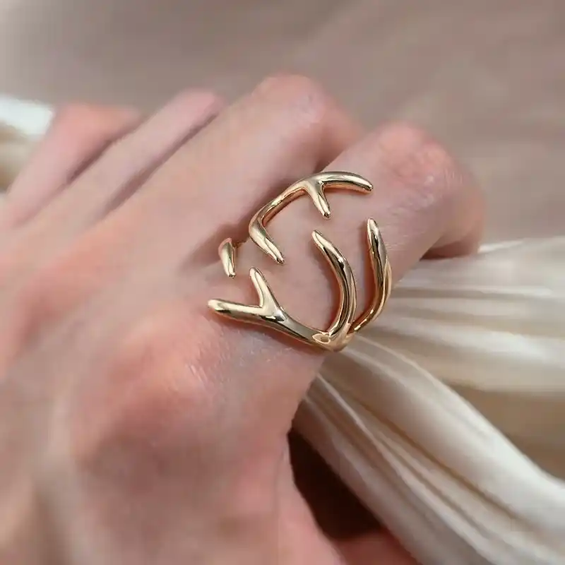 Bague dorée sculpturale avec design organique et moderne