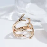 Bague dorée sculpturale avec design organique et moderne