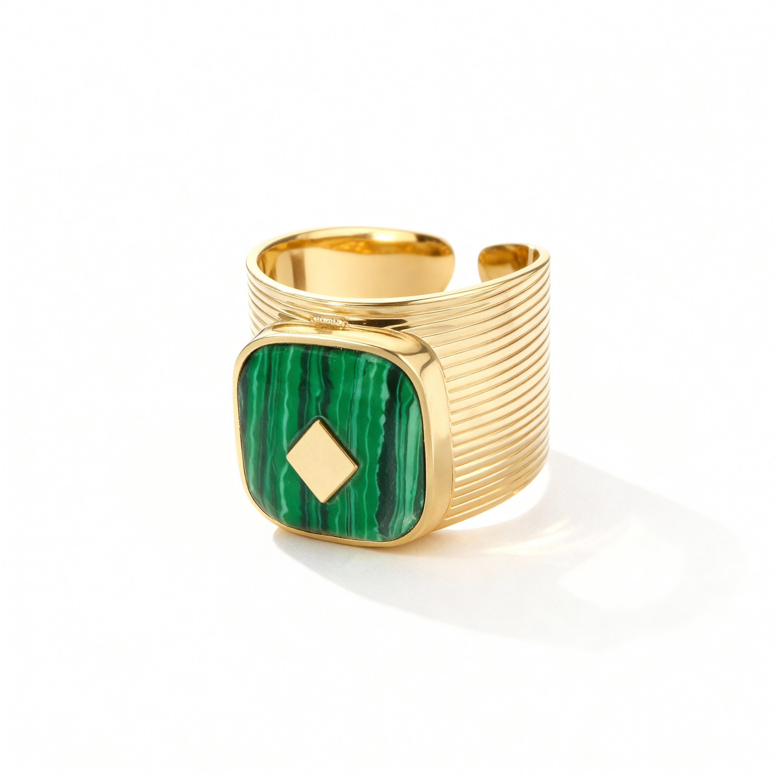 bague-manchette-doree-malachite-diamant.jpg Bague manchette dorée avec malachite naturelle et incrustation diamantée