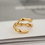 Bague organique en acier inoxydable doré avec design fluide et ouvert