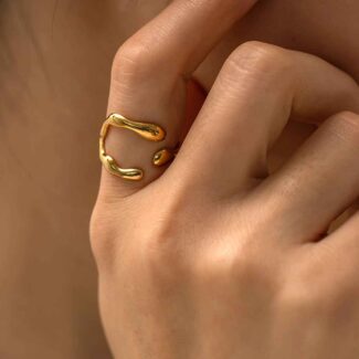 Bague organique en acier inoxydable doré avec design fluide et ouvert