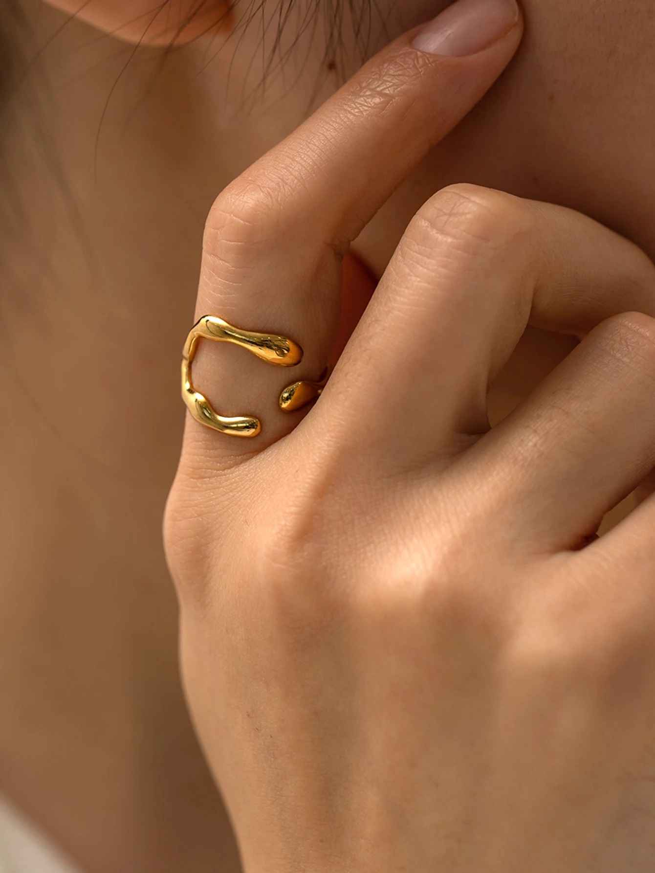 bague-organique-acier-inoxydable-dore.jpg Bague organique en acier inoxydable doré avec design fluide et ouvert