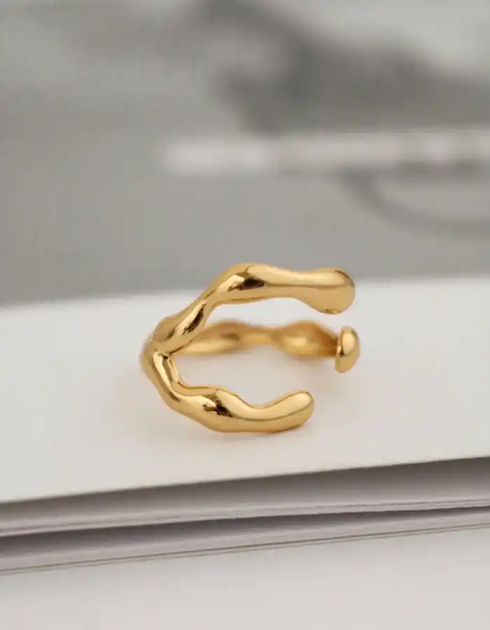 bague-organique-acier-inoxydable-dore.jpg Bague organique en acier inoxydable doré avec design fluide et ouvert