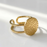Bague ouverte dorée avec disque texturé au design organique