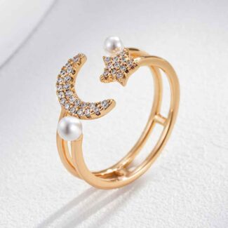Bague ouverte dorée avec étoile scintillante, lune ornée de pierres et perles délicates