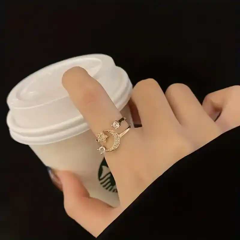 Bague ouverte dorée avec étoile scintillante, lune ornée de pierres et perles délicates