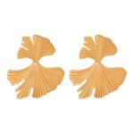 Photo de boucles d'oreilles en forme de feuille de ginkgo, fabriquées en acier inoxydable doré, sur fond blanc.