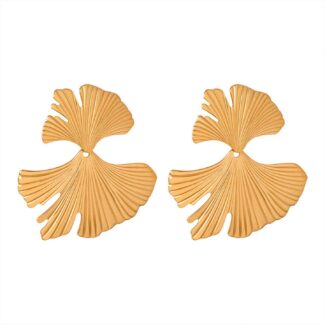 Photo de boucles d'oreilles en forme de feuille de ginkgo, fabriquées en acier inoxydable doré, sur fond blanc.