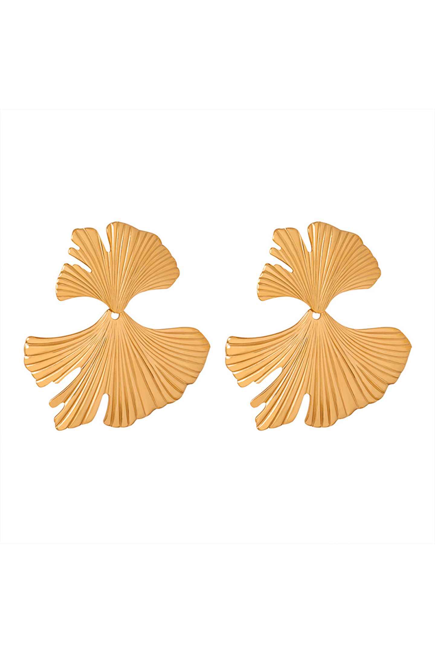 Photo de boucles d'oreilles en forme de feuille de ginkgo, fabriquées en acier inoxydable doré, sur fond blanc.