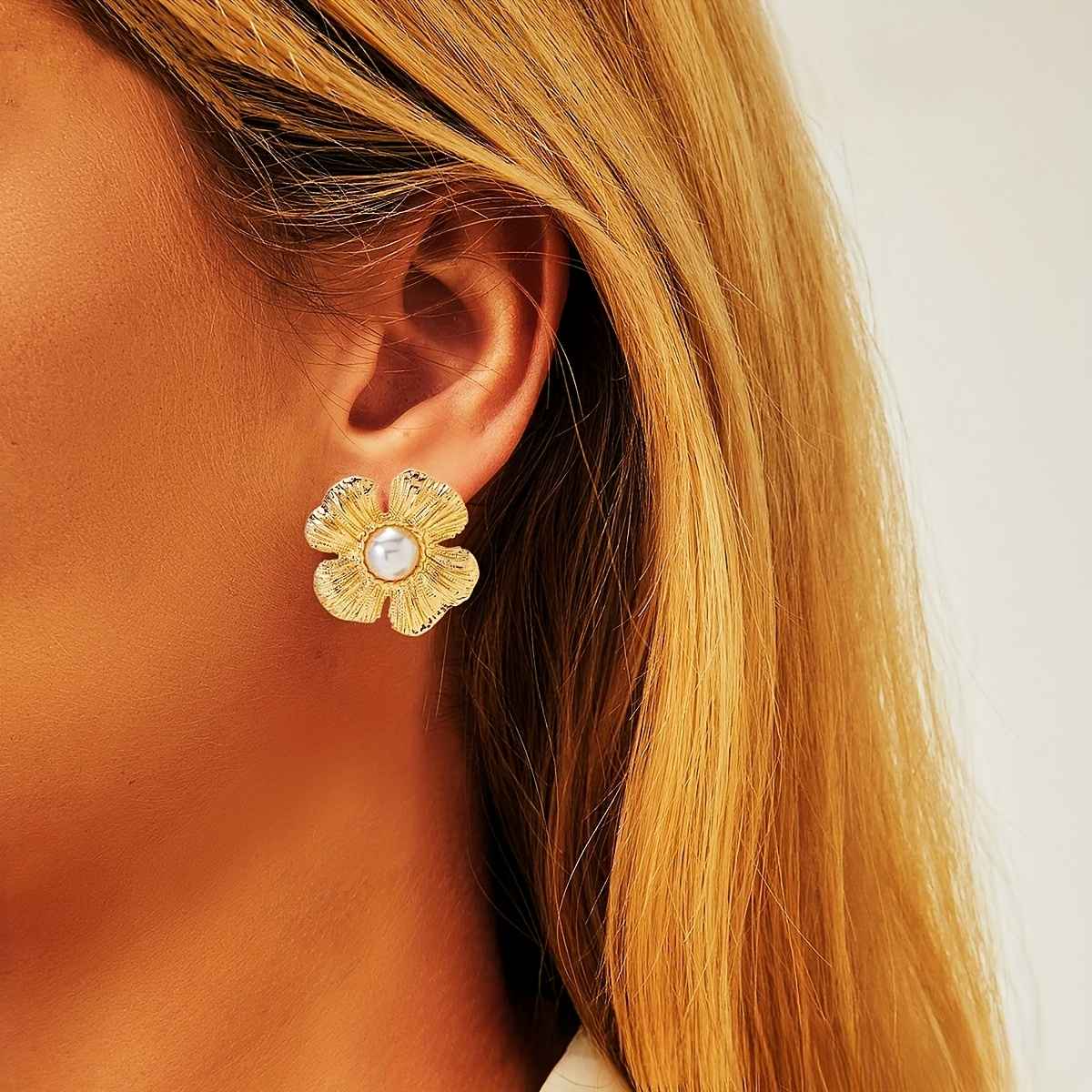 Boucles d'oreilles Fleur de Perle dorées avec perles lumineuses
