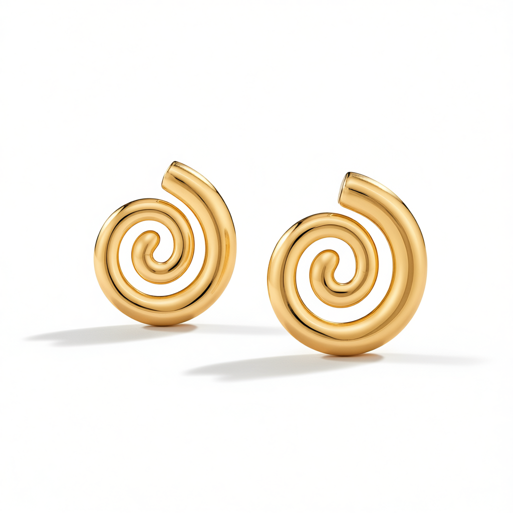 boucles-oreilles-spirale-doree.jpg Photo de boucles d'oreilles en spirale dorée, fabriquées en acier inoxydable, posées sur un fond texturé naturel en pierre claire.