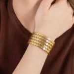 Bracelet Éclat Martelé, manchette dorée avec texture martelée