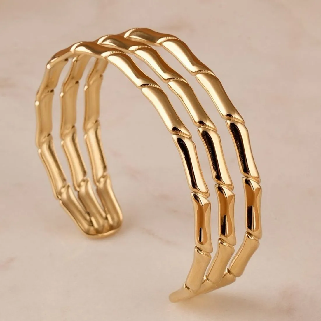 Bracelet manchette doré avec design bambou à trois bandes