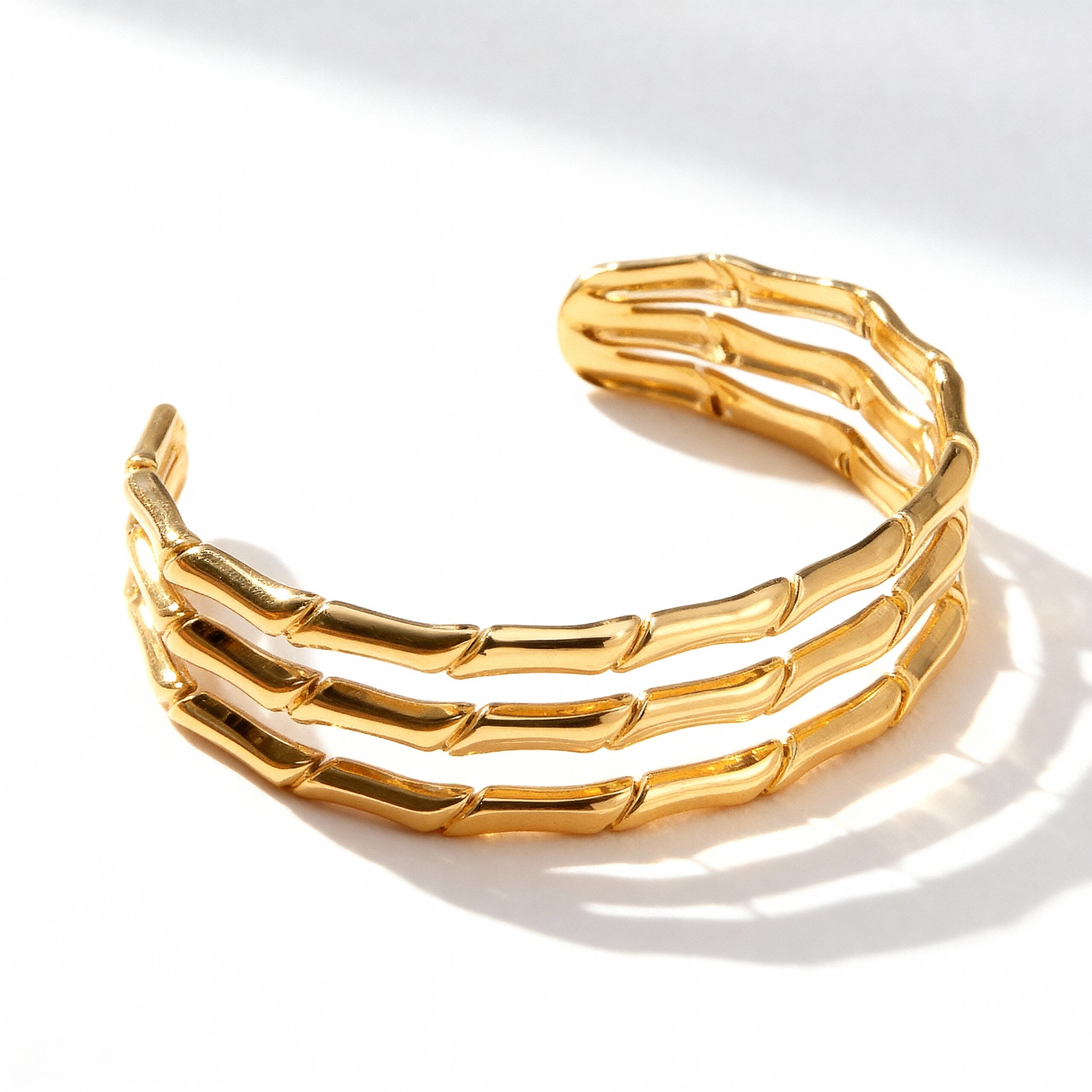 Bracelet manchette doré avec design bambou à trois bandes