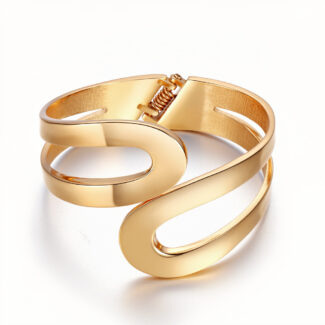 Bracelet manchette doré avec design moderne et fermoir sécurisé