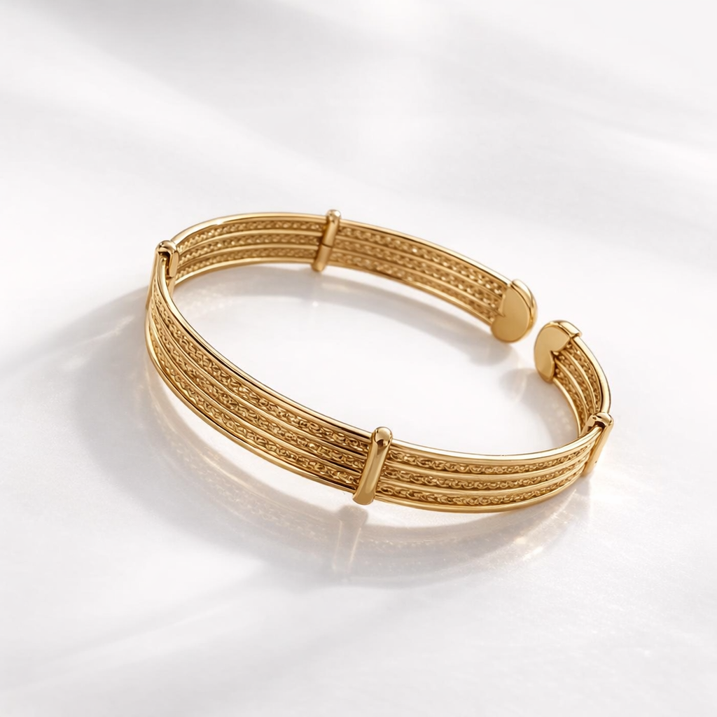 Bracelet manchette doré avec design texturé et barres décoratives