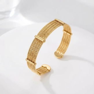 Bracelet manchette doré avec design texturé et barres décoratives