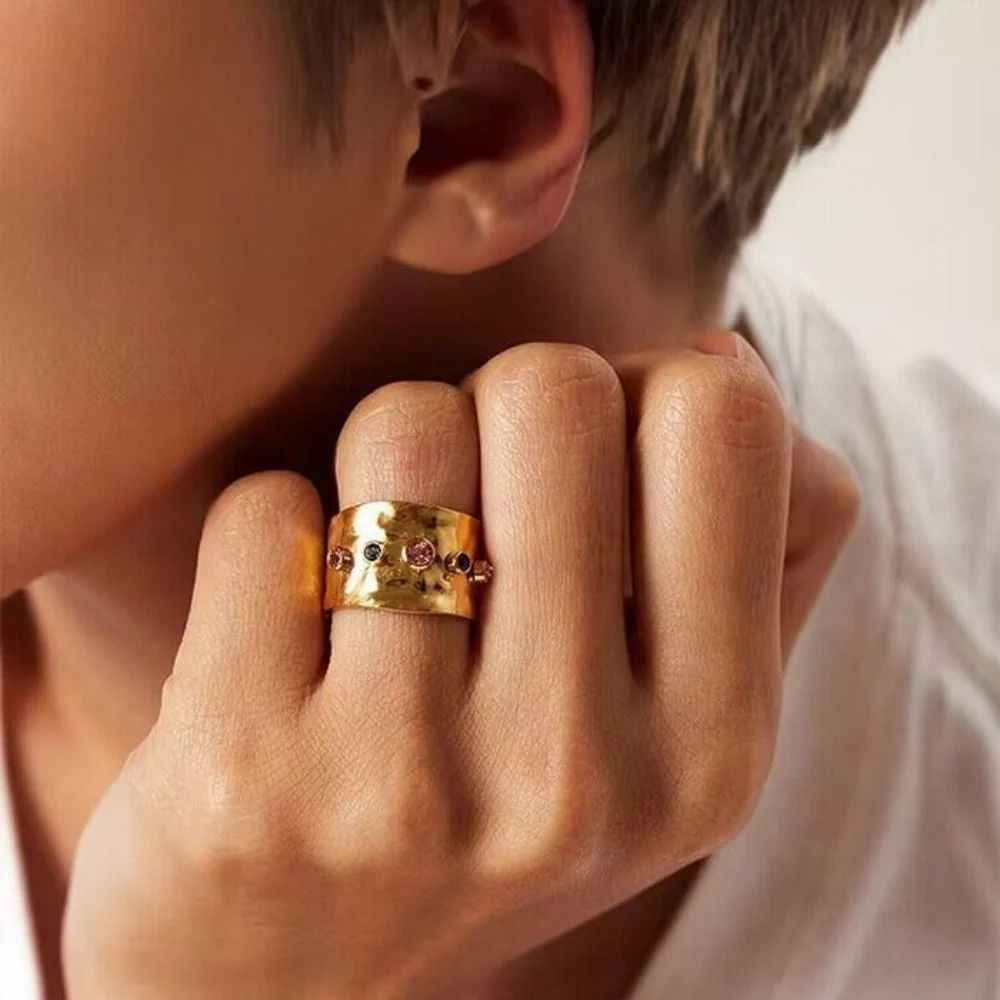 Bracelet manchette doré avec texture martelée et pierres précieuses colorées