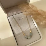 Collier Aqua Éclat avec perles aquamarine et détails dorés