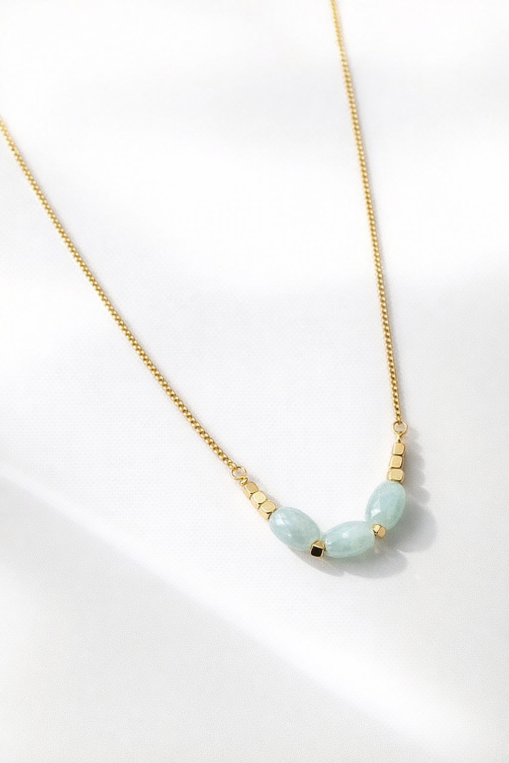 Collier Aqua Éclat avec perles aquamarine et détails dorés