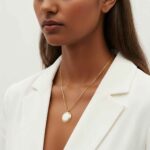 Collier doré avec pendentif ovale et pierre blanche lumineuse