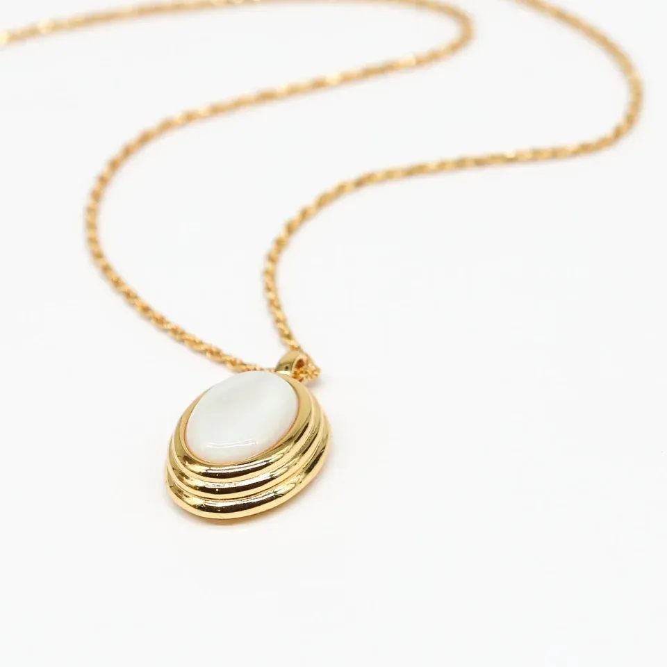 collier-dore-pendentif-ovale-pierre-blanche.jpg