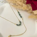 Collier doré avec perles vertes et détails Staines