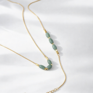 Collier doré avec perles vertes et détails Staines