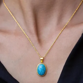 Collier Turquoise Royale avec pendentif ovale en pierre turquoise et cadre doré