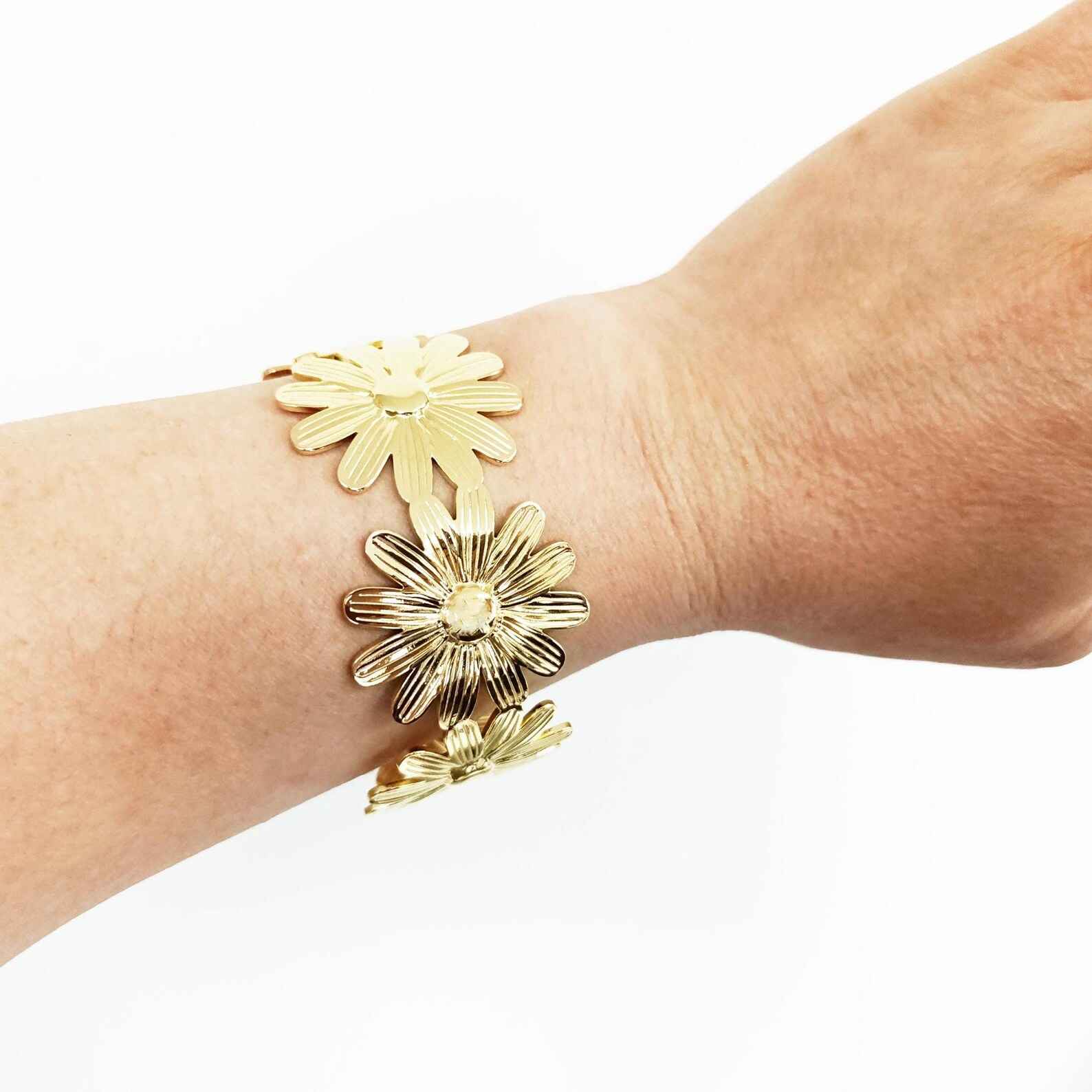 bracelet-manchette-dore-fleurs.webp