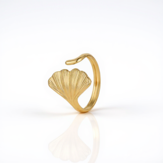 Photo d'une bague dorée ajustable avec un motif de feuille de ginkgo, fabriquée en acier inoxydable, sur fond blanc.Photo d'une bague dorée ajustable avec un motif de feuille de ginkgo, fabriquée en acier inoxydable, sur fond blanc.